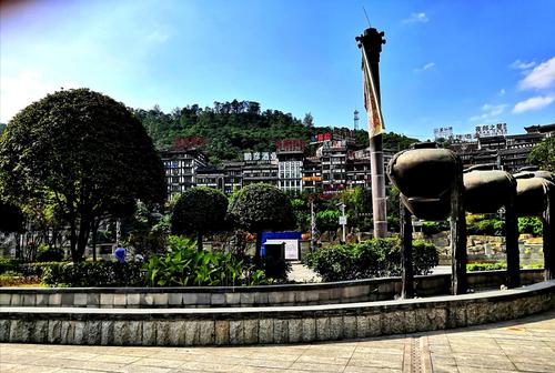 贵州有一奇葩建筑,本身高度有30米,有"天下第一瓶"之称