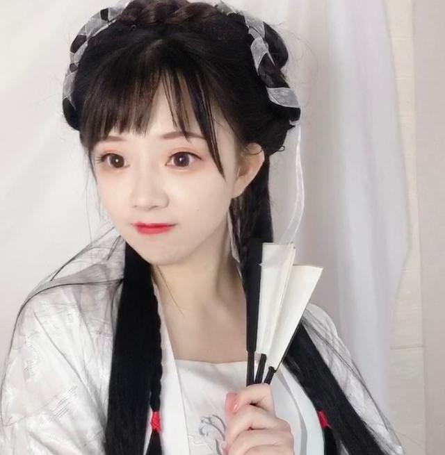 中国第一萝莉王奕萌被质疑整容,粉丝晒4年前照片:是变胖了吧