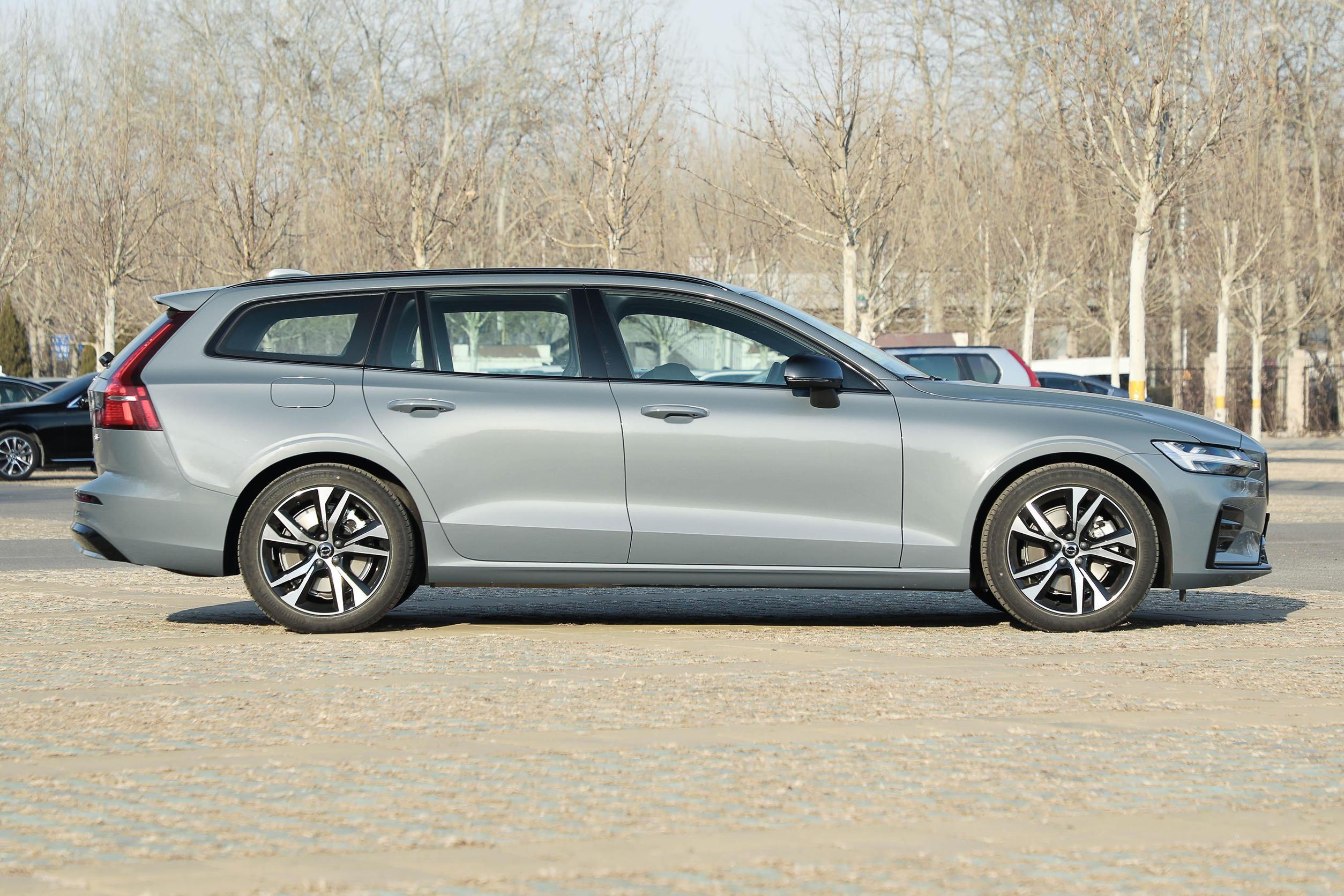 沃尔沃v60外观帅气,进口中型旅行车,2.0t动力强劲,底盘很稳