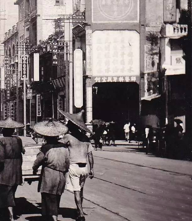 "据一张民国老照片,一德路430号东侧墙体上写着"中国西药房","何宜民