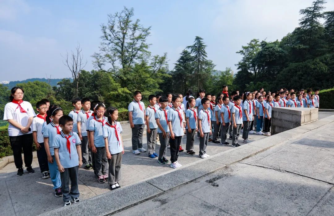 南京市樱花小学:在这个特殊的日子里,他们高声朗诵致敬先烈!