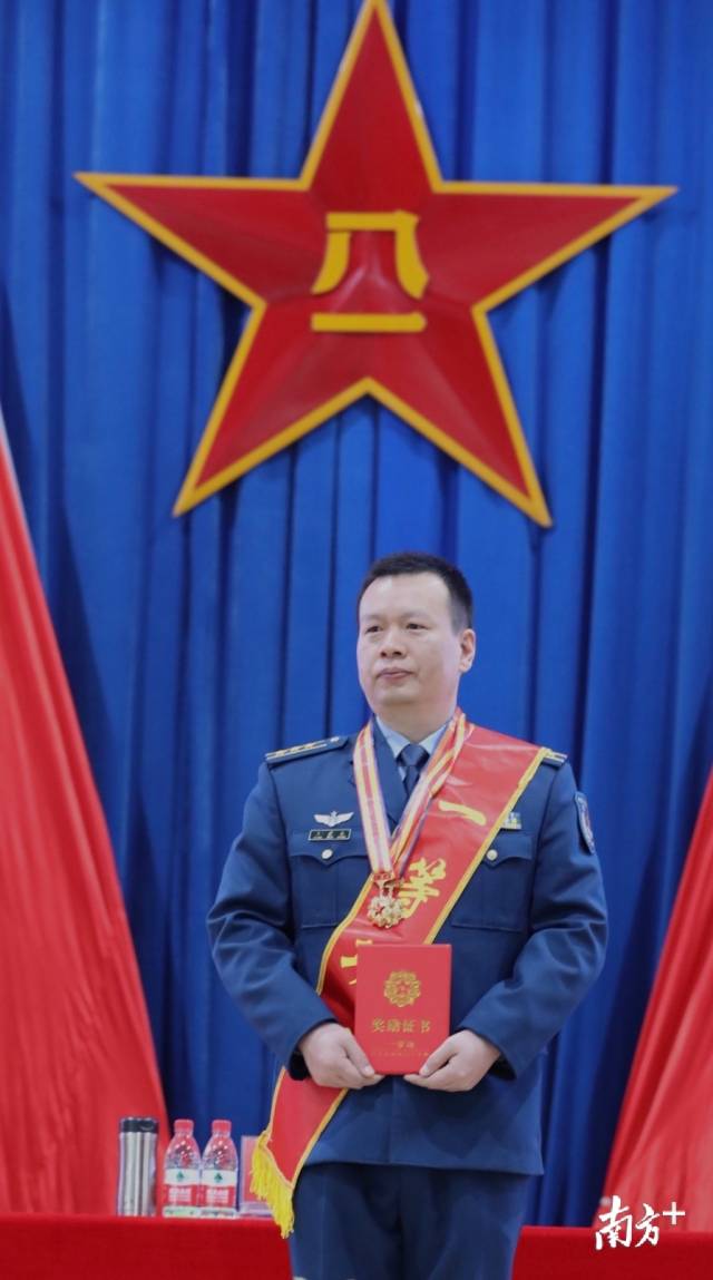 战机遭鸟击,37秒3次避开居民区后跳伞,飞行员王建东荣立一等功