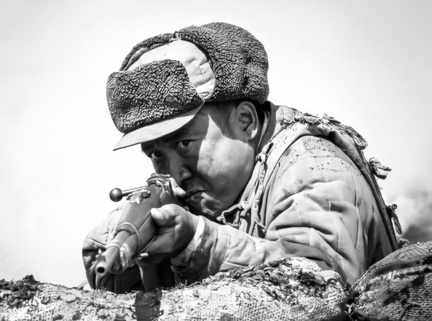 血战上甘岭,他独守阵地狙敌246,获特等功,晚年却靠卖军功章度日