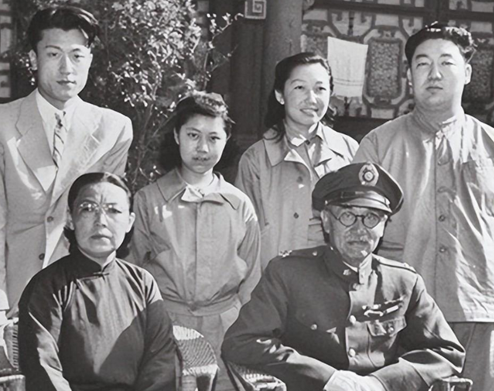 阎锡山知道后,大怒:"真不要脸,娶了她,你不再是我儿子!