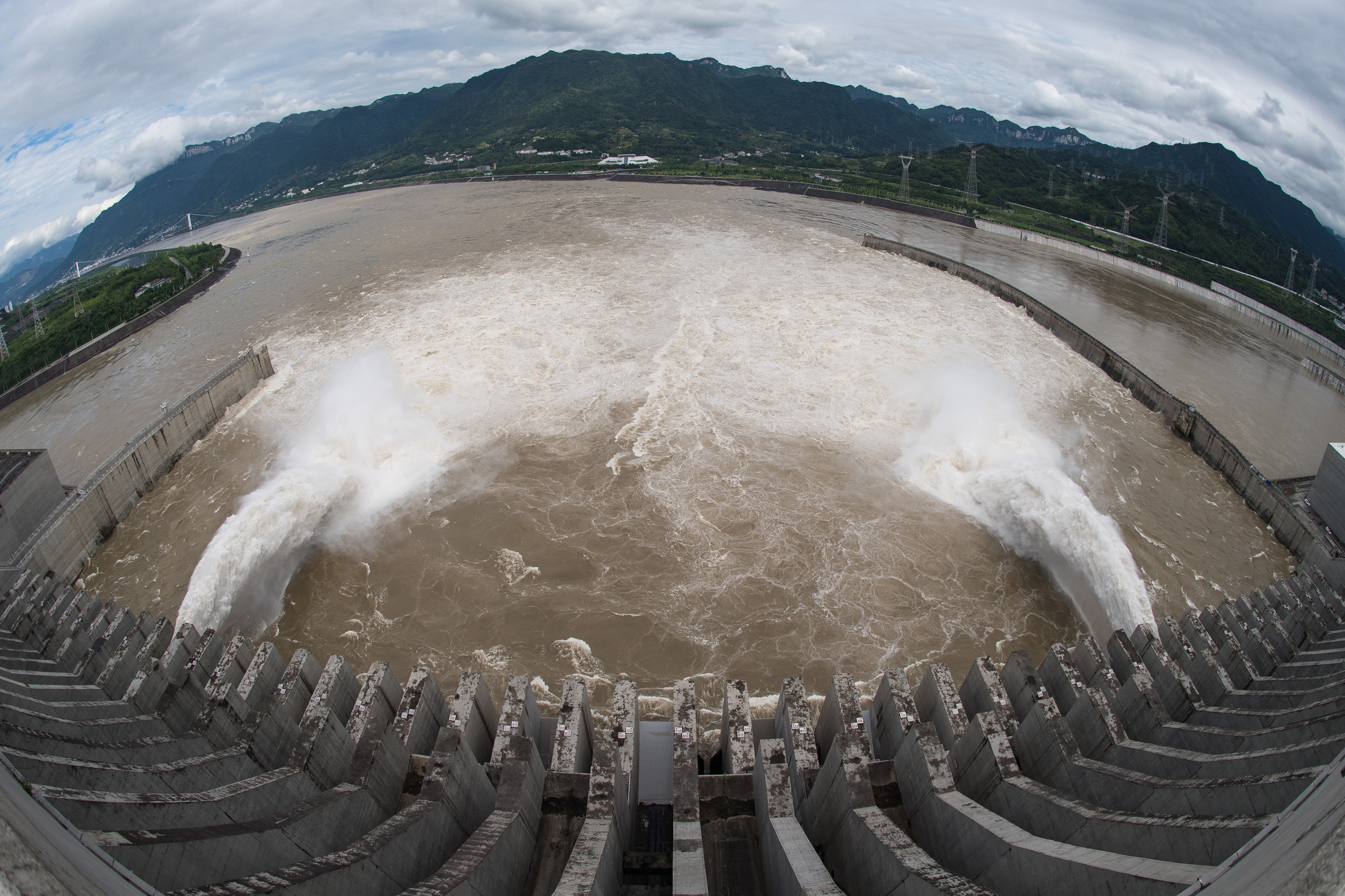 三峡工程今年首次泄洪 近期或迎新一轮洪水(12)