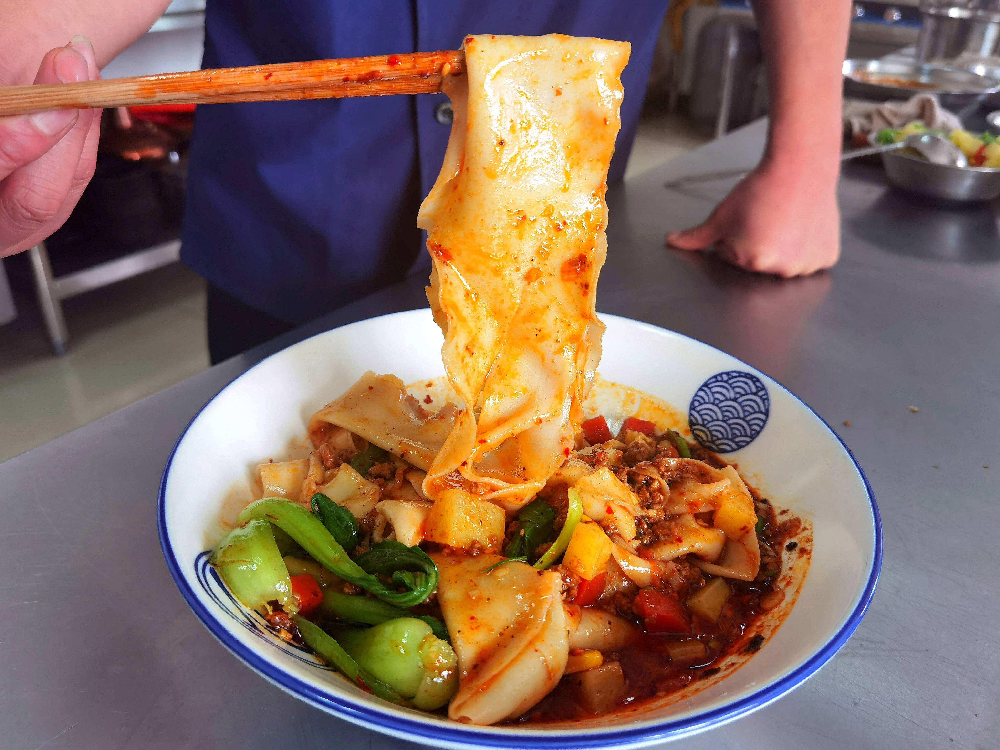 白鹿原:全剧最经典油泼面,十几个人围着大口吃,看的满嘴流油