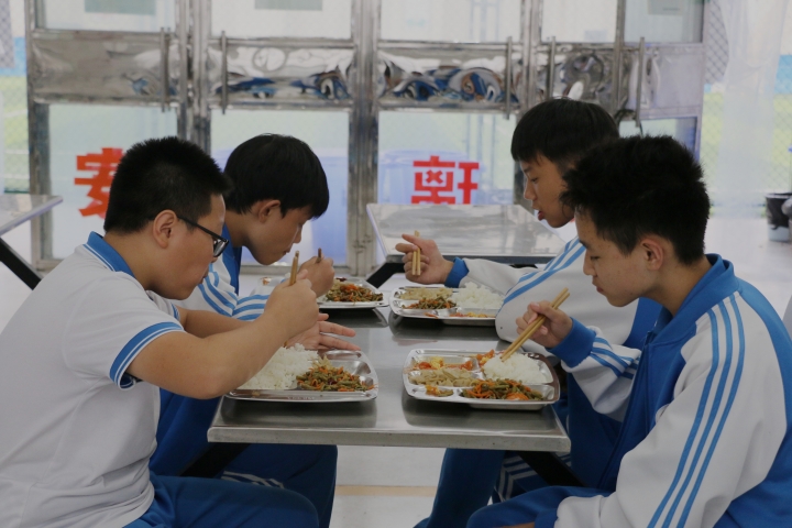 紫阳中学初中部用心做营养餐让学生吃得开心,家长放心