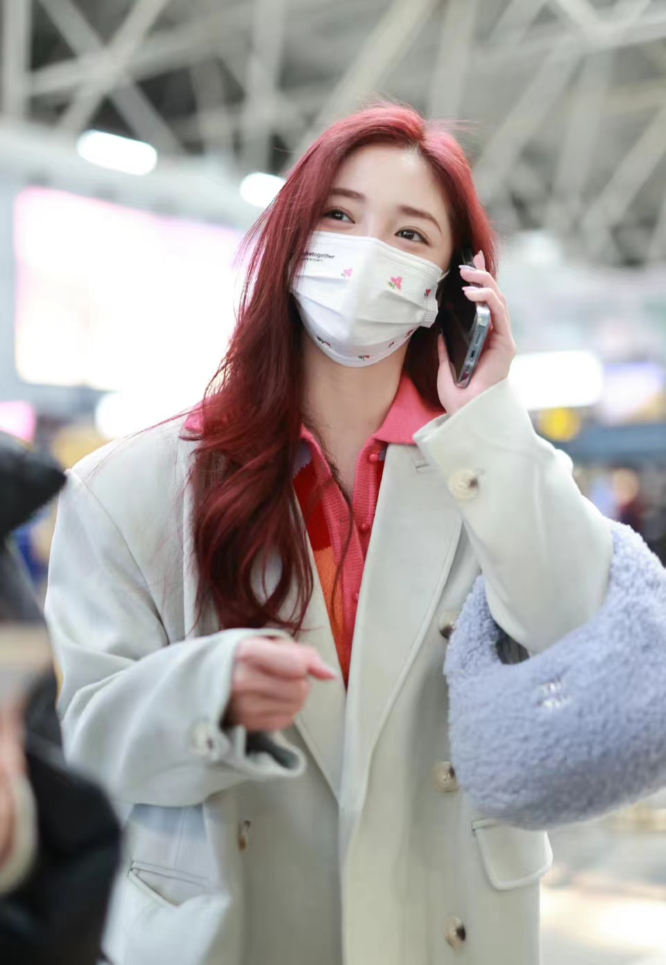 周雨彤穿白色风衣内搭针织开衫配直筒曳地牛仔裤走机场利落时尚