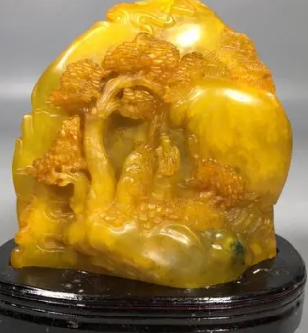 2010南京一位大爷捡到一块绿冻石,定价500万,至今也没成功卖掉