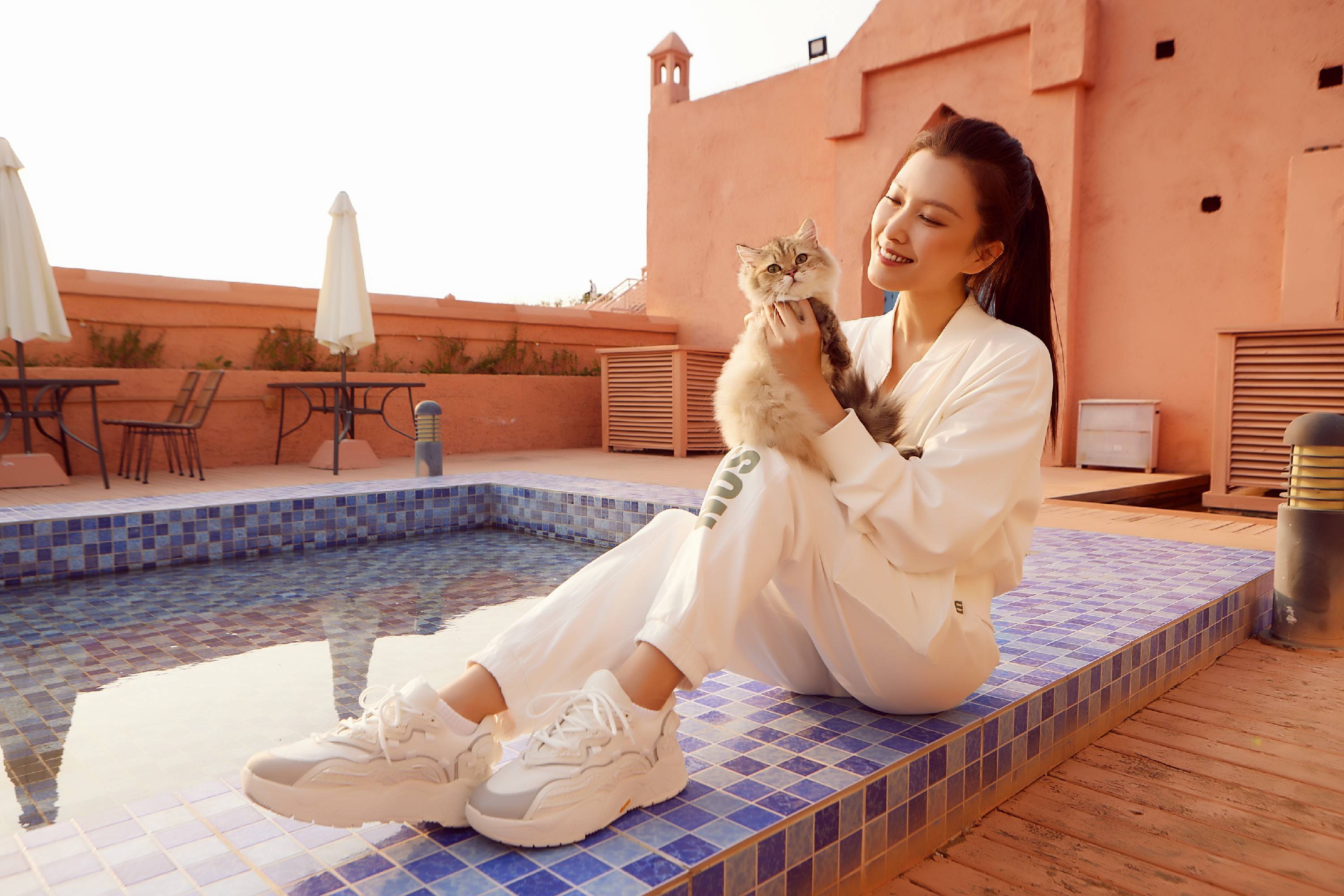 知名女星徐洁儿晒写真,凸显完美腹肌和运动员的身材