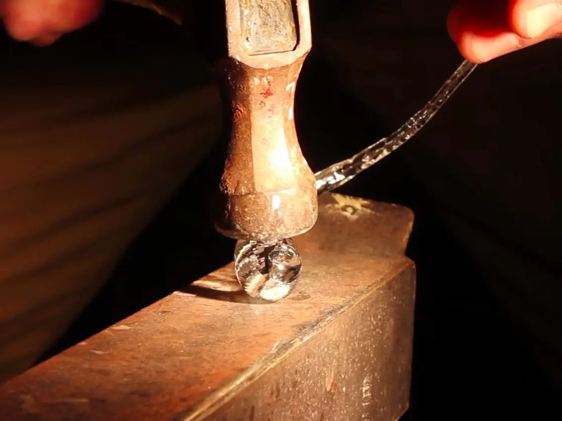 子弹都打不碎?坚硬的"鲁珀特之泪",为什么一捏尾部就碎?