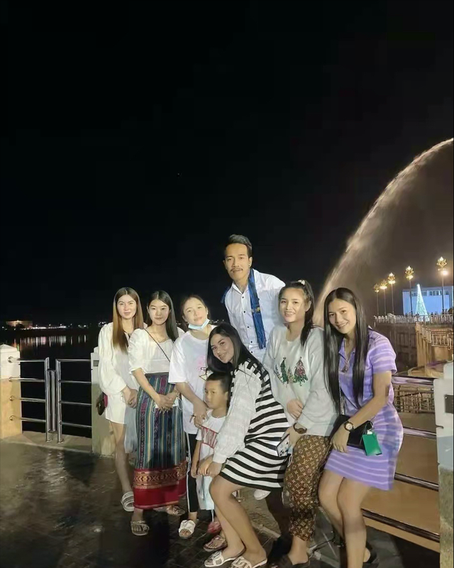 一夫八妻,还有女子待加入?泰国男子因分享和8个妻子的生活走红