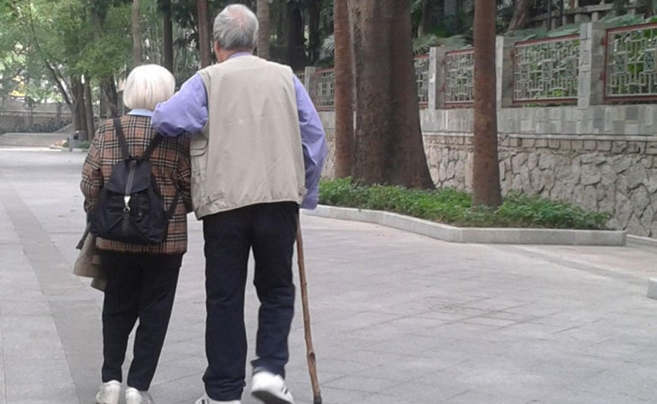 心理测试:你觉得哪一对夫妻的背影让人羡慕?测谁会与你白头偕老