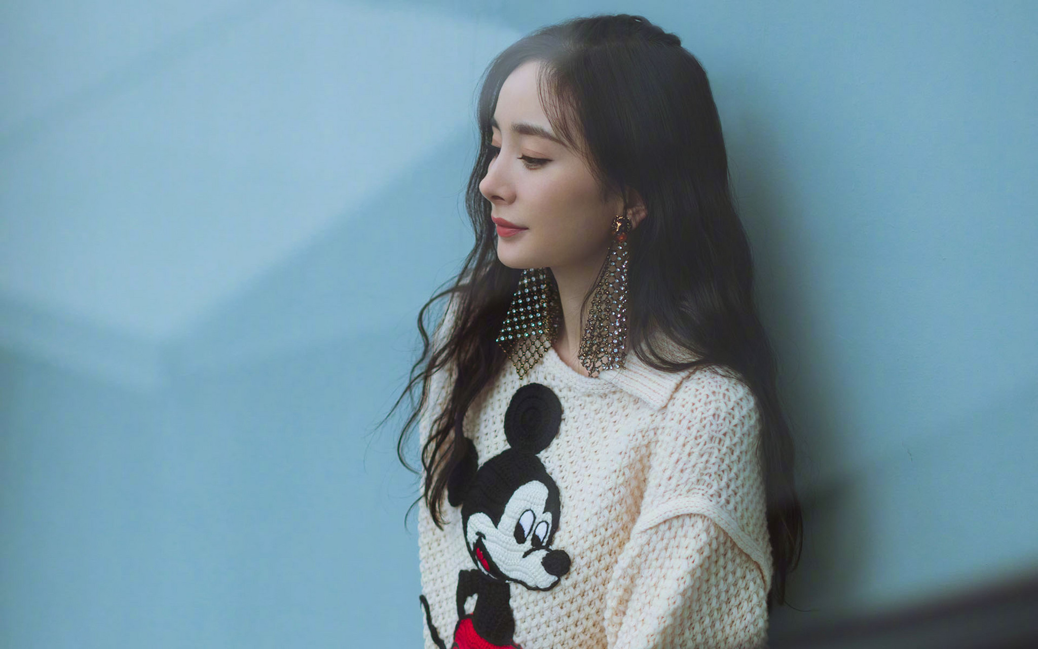 祝绪丹在《狐妖小红娘》片场对杨幂翻白眼,引发网友热议.