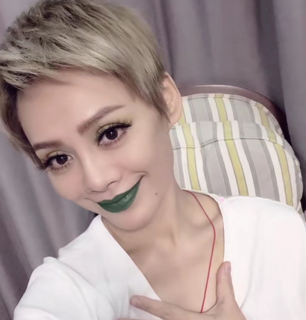 宁静公开私人化妆包,全是滞销色号口红,"蝴蝶睫毛"竟是自带的