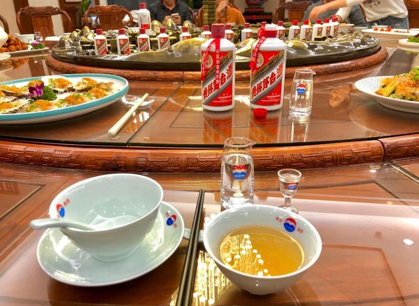 没想到他看了一眼桌上的酒,然后笑着走了.