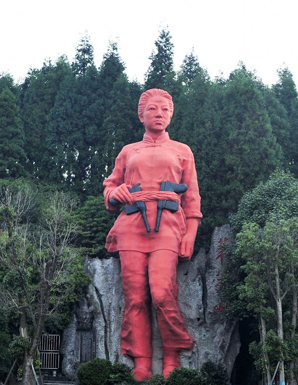 华蓥山双枪老太婆雕像