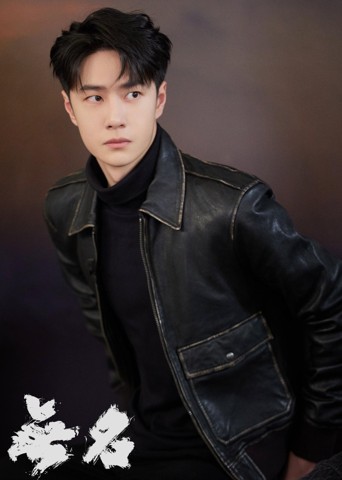 王一博开工造型,皮外套 黑色毛衣简单帅气,完美展示型男魅力