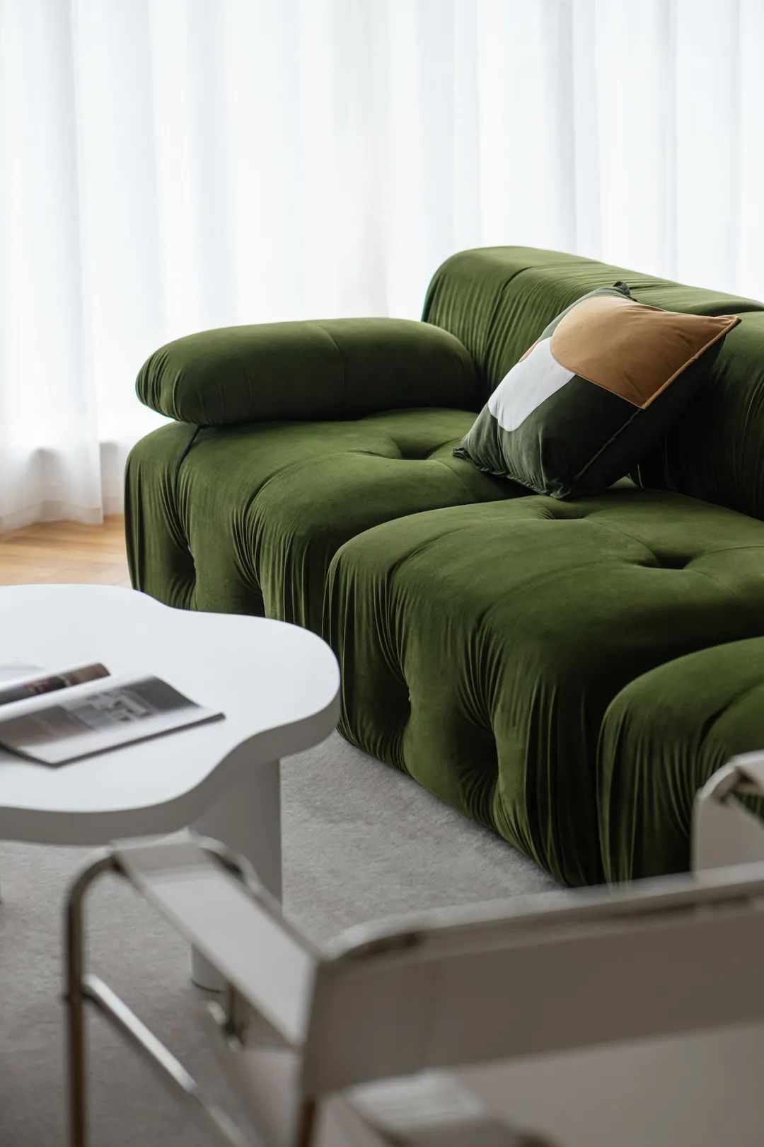 客厅采用的绿色的沙发,复古却充满着活力