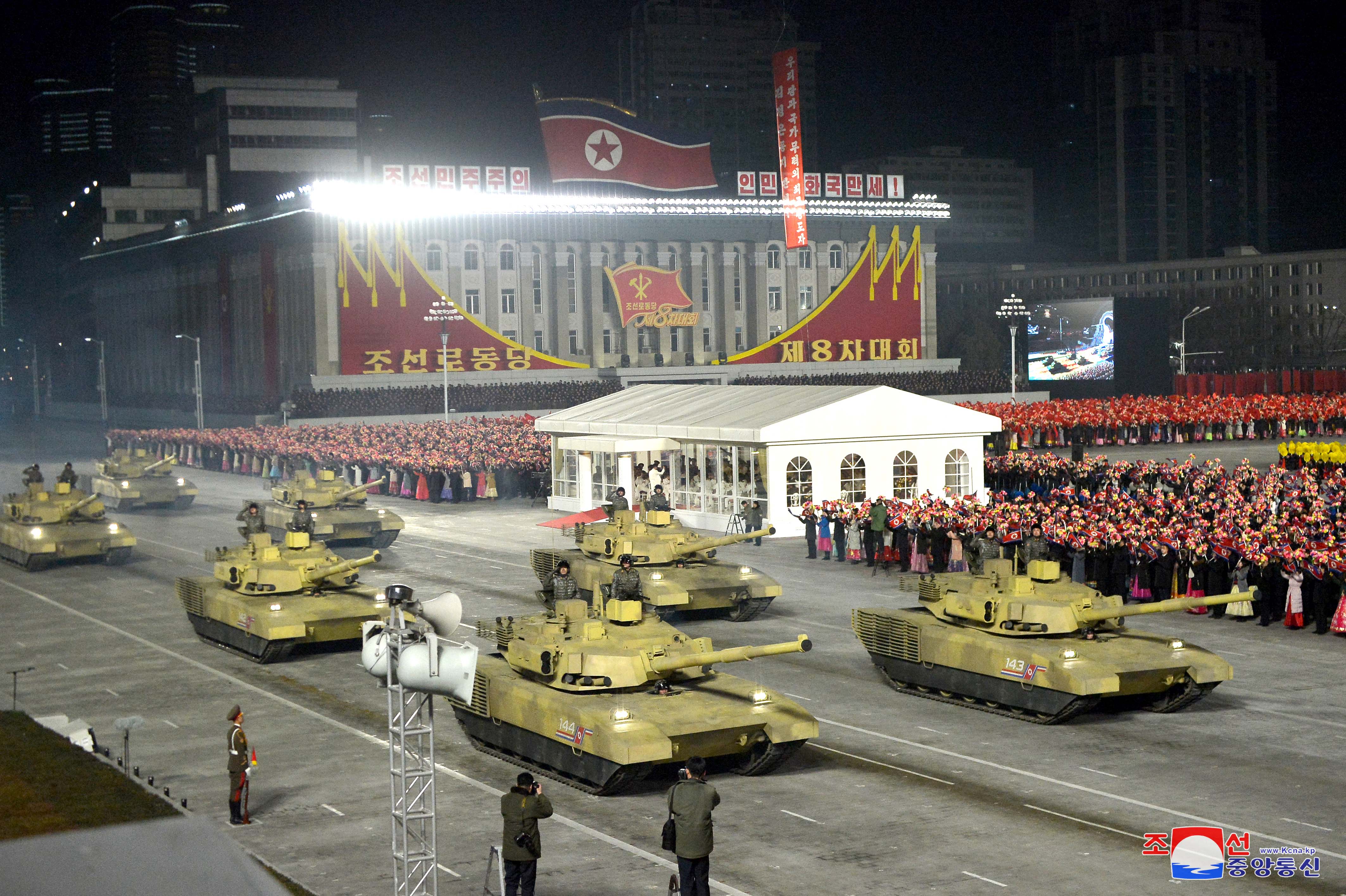 朝鲜举行纪念朝鲜劳动党第八次代表大会阅兵式(5)