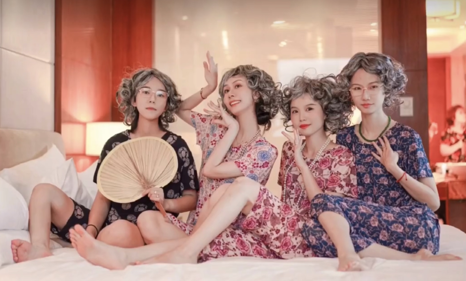 一群女孩穿阿婆装拍"土味写真",意外时髦,果然土到极致就是潮