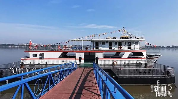 在大辽河渡口站,码头上停靠的渡轮拉响汽笛.