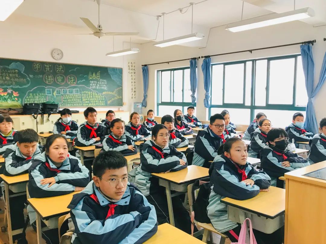 法治副校长|宪法宣传日,法治副校长们到学校讲课啦!