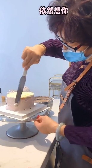 乔任梁逝世4周年,妈妈亲手为他做生日蛋糕告白:依然想你