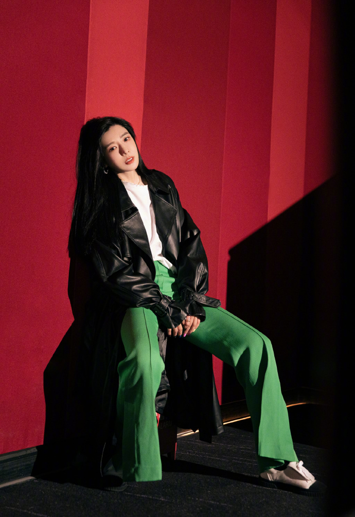 "宅男女神"周韦彤走穴商演捞金,黑丝袜秀电线腿,户外卖力唱跳