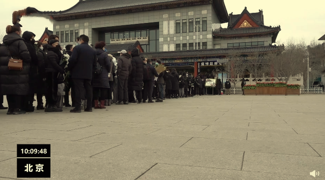赵赫追悼会12日在京举行,央视多位主持人现身,送别人群排起长龙