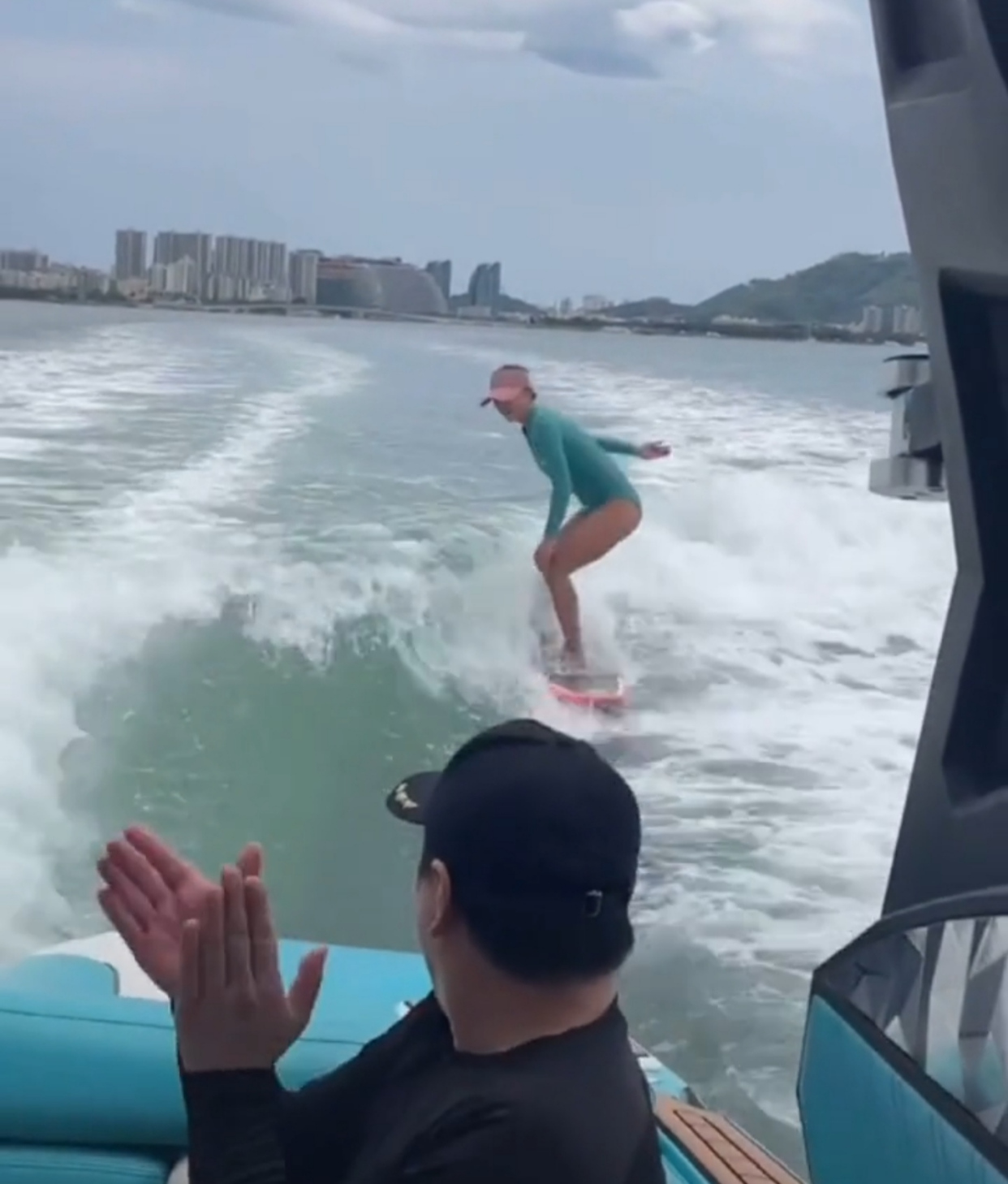 超模瞿颖玩冲浪?穿泳衣大秀1米2长腿,太性感引黄渤一直盯着