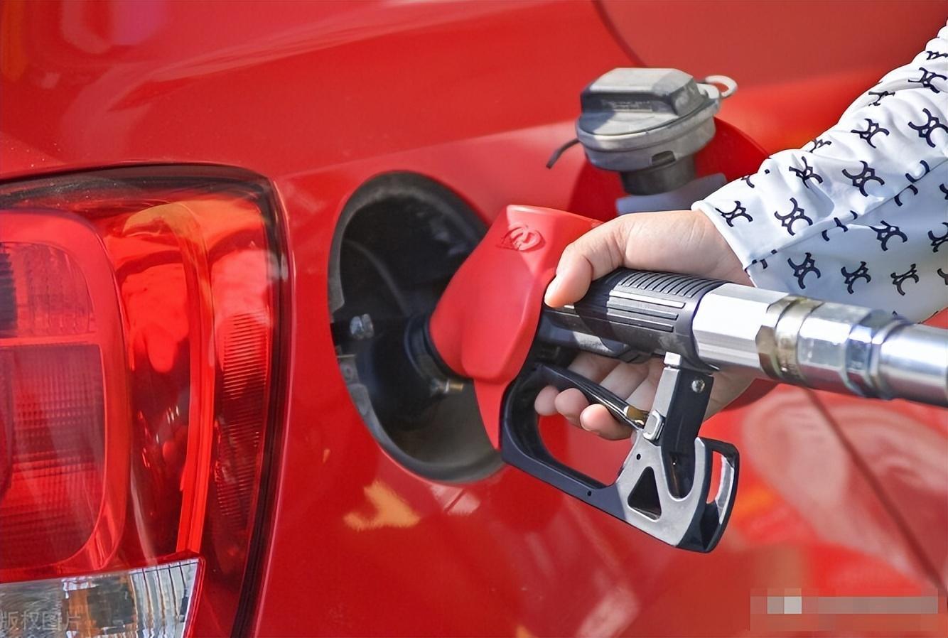 刑拘武汉父子俩52元购入95汽油67元出售每月狂赚5万元