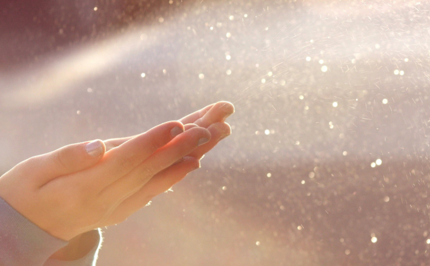 回顾河南"无腿女孩"王娟:曾6岁失去双腿,后来用"手"走进大学