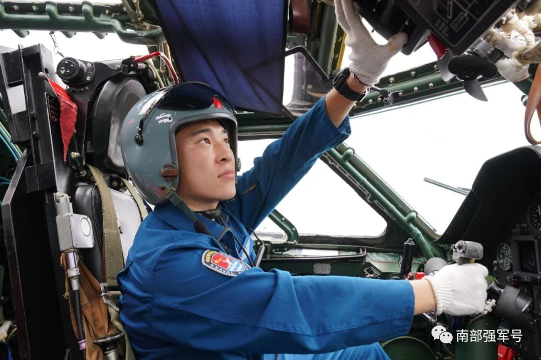 热点|接连多日！南部战区海军航空兵某轰炸机团开展昼夜间飞行训练