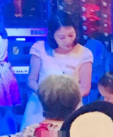 劳荣枝罕见生活照,流露艺术家气质!男友:她是优雅的美妇人!