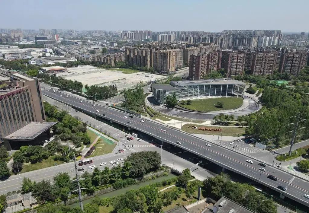 羊西线快速路早晚高峰上主道要排队,咋破?