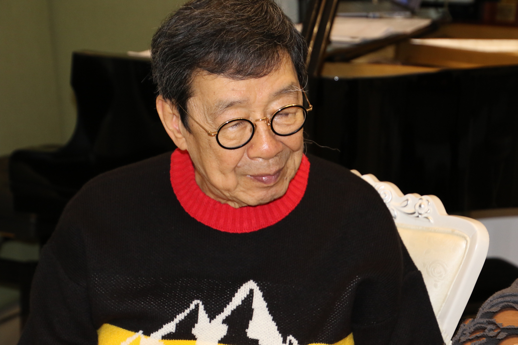 胡枫庆90岁生日,眉毛花白身体硬朗,自曝不想退休仍为演唱会排练