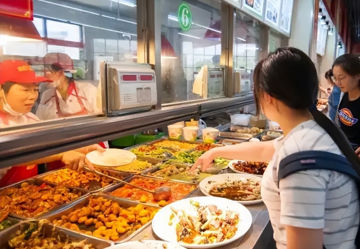 昆明大学食堂图片