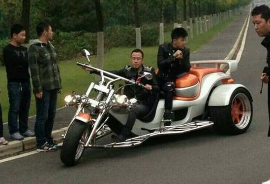 杨坤也是复古摩托爱好者,名下最值得收藏的车,是这台摩根plus