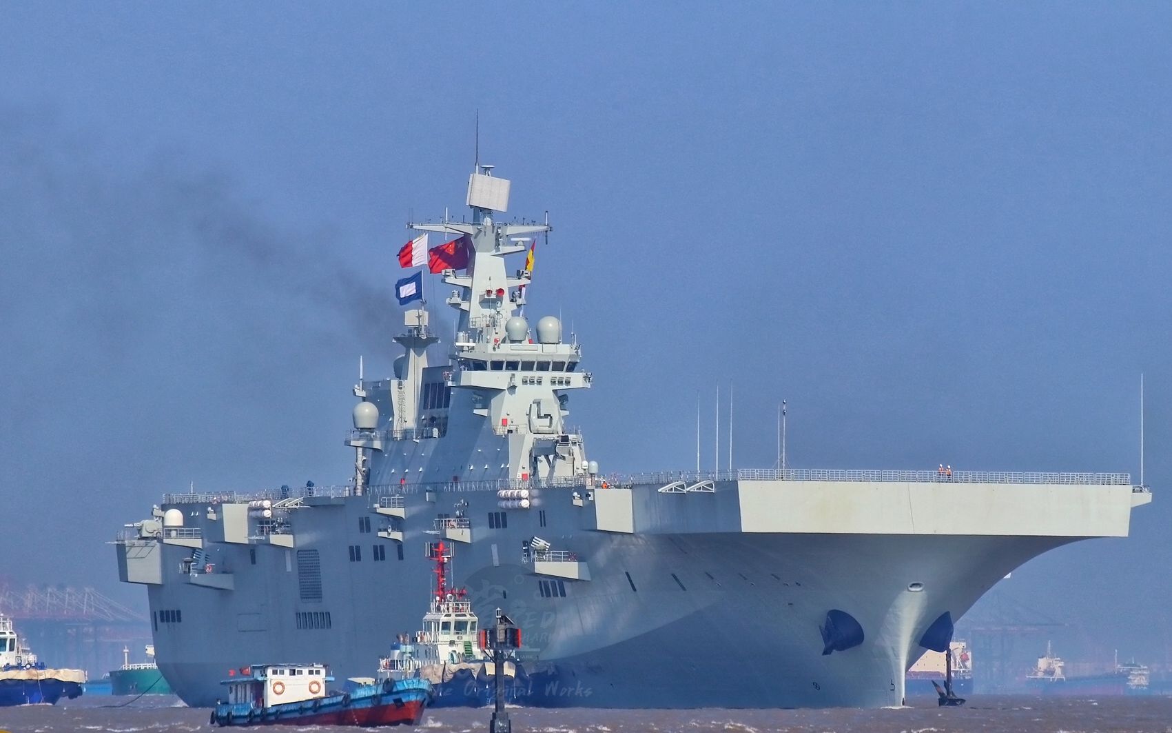 中国军舰试航为何悬挂日本国旗?能免遭攻击,有大用处