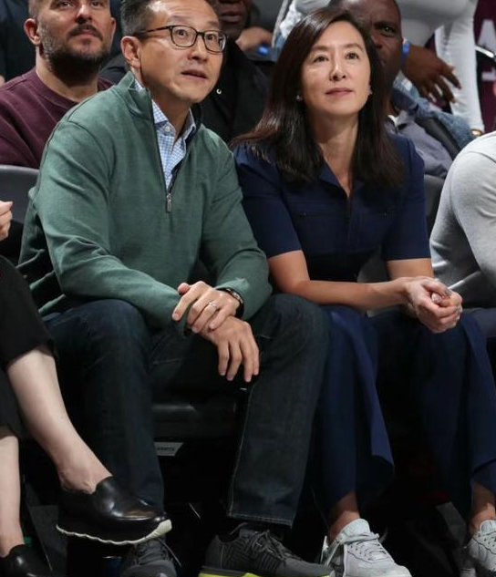 阿里新掌门蔡崇信就任,夫人吴明华气质不输赌王千金