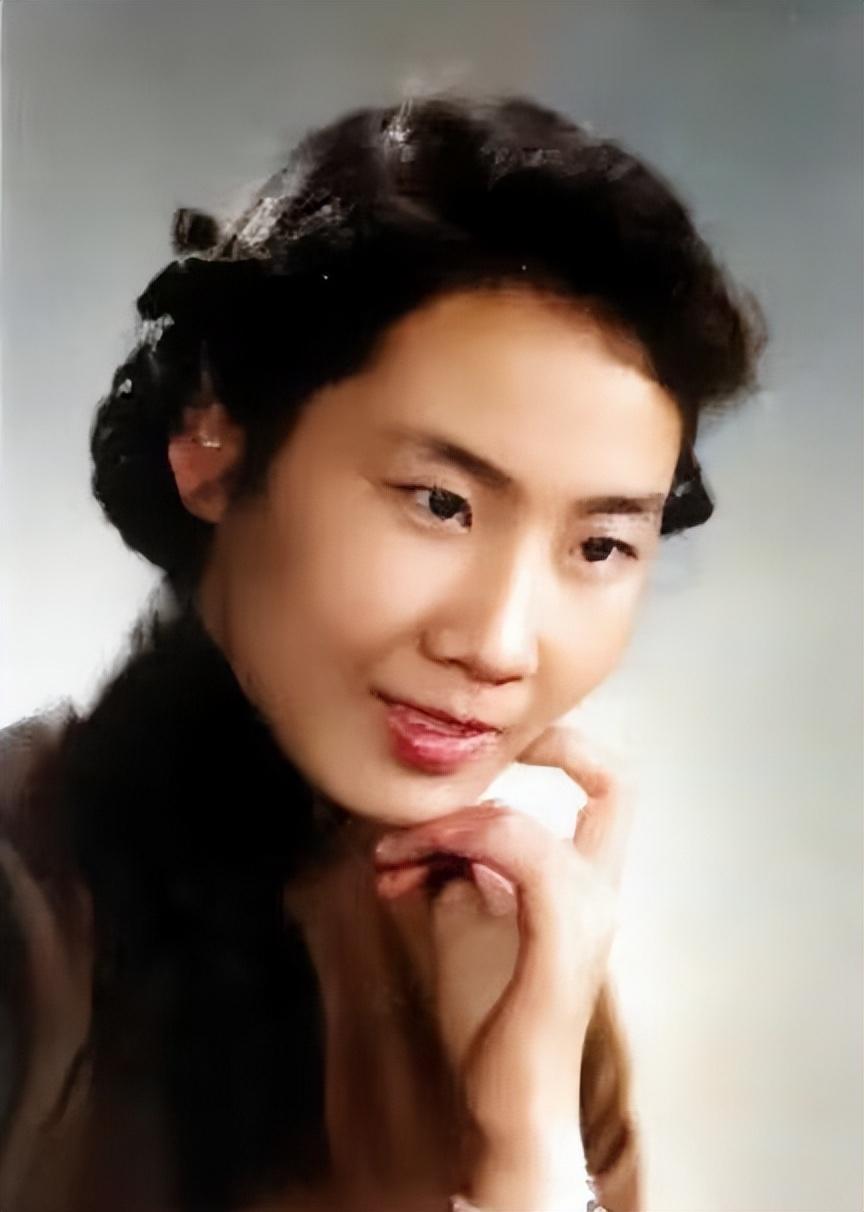 坎坷的袁雪芬:坐过7年牢,离婚后单身,一生与越剧为伴