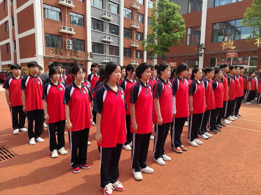 8月25日上午,周口育新高中2023级新生军训动员大会在学校操场举行