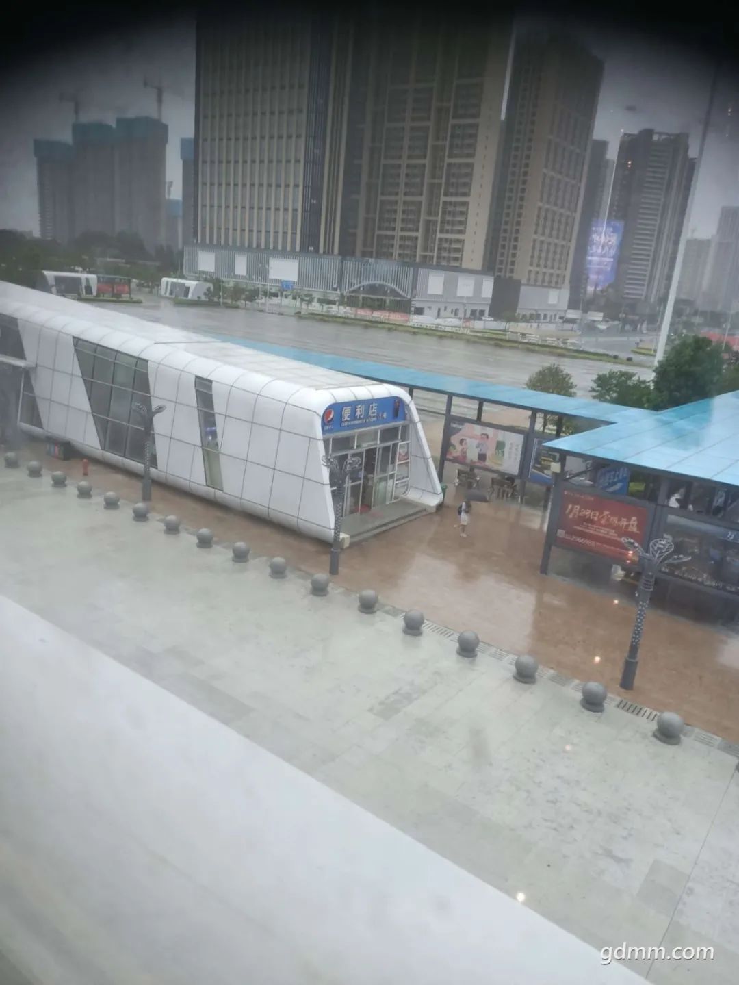 茂名站南站房设计弊端再度显现?网友吐槽下雨只能冒雨淋湿进站!