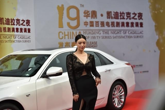 蒋欣败给了自己的骨架,穿黑色礼裙显得身材有点宽,但气质感不差