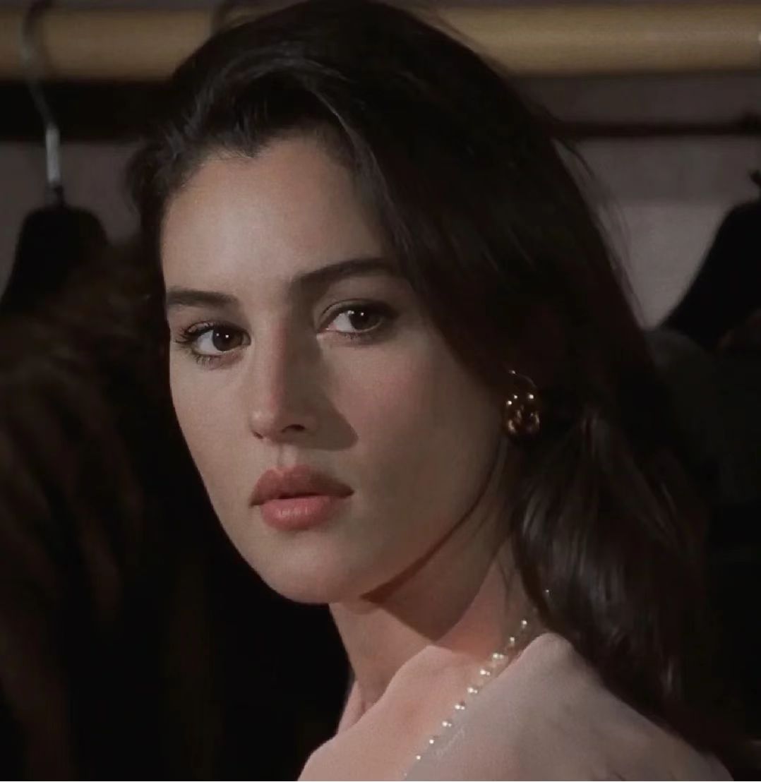 不愧是"球花"莫妮卡贝鲁奇,《情事》31年,凭气质穿搭美出圈