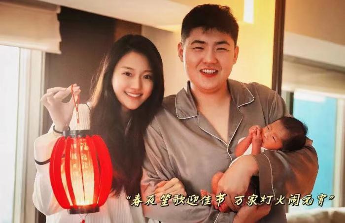 闫学晶儿子晒写真照,父子俩依偎在一起好有爱,宝宝越来越像爸爸