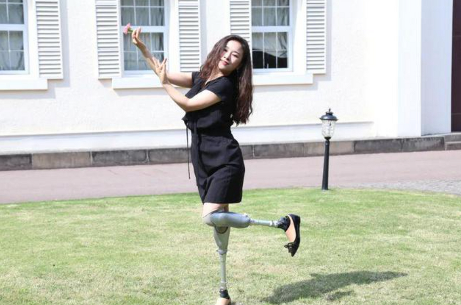 2008年,汶川地震,23岁舞蹈演员廖智失去了双腿.