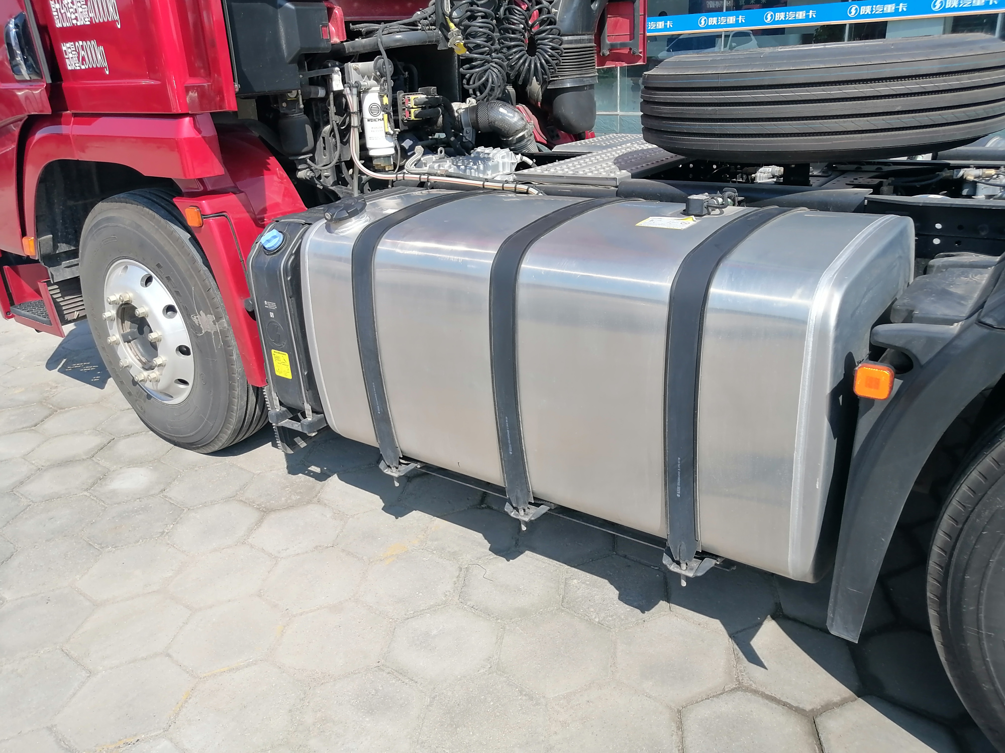 实拍德龙x5000,瞄向干线物流,1000l大油箱,比解放j6p还强