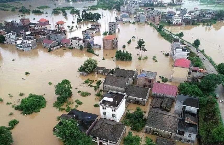 北京暴雨洪水冲走大量汽车,网友:这回知道该买油车还是电车了吧